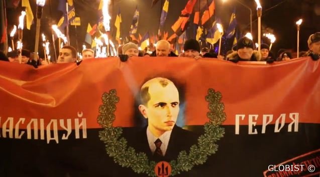 Russische Journalisten zusammengeschlagen und beraubt bei Fackelumzug des Rechten Sektors in Kiew